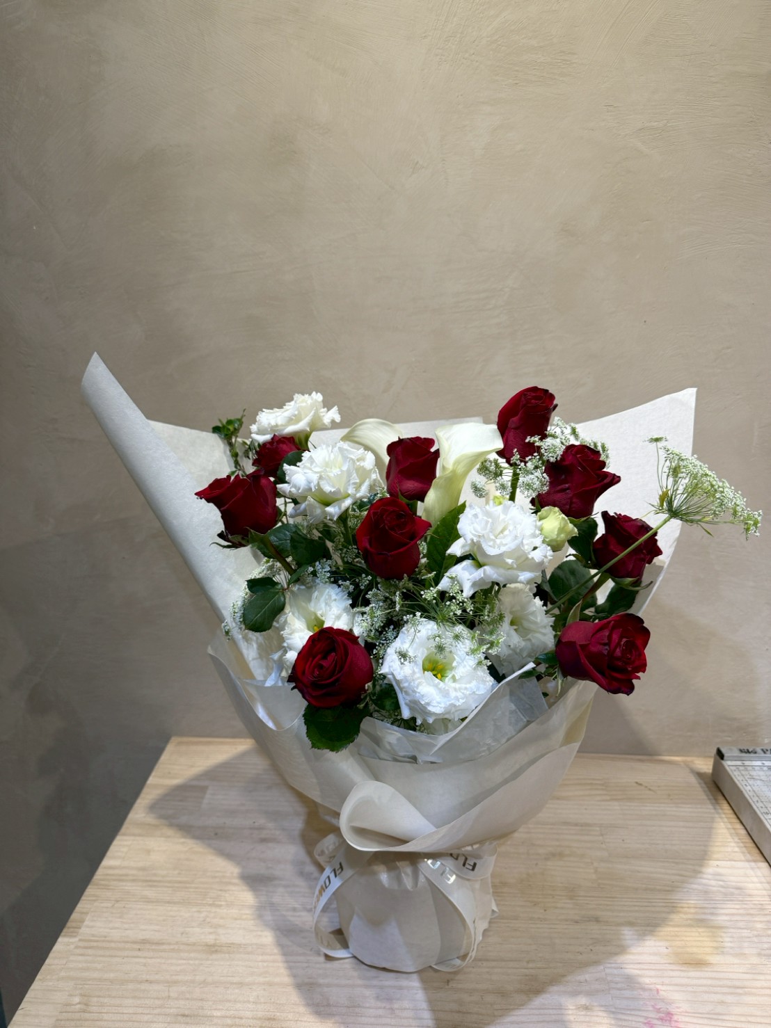 紅玫瑰白桔梗花束