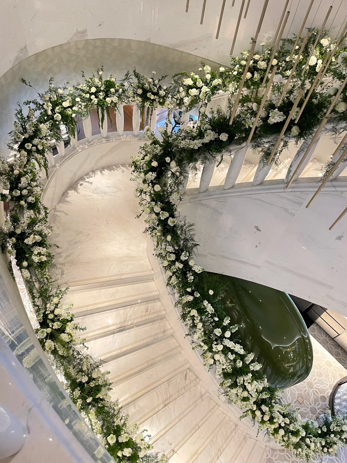 旋轉的白玫瑰樓梯